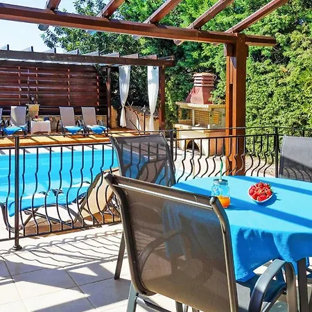 וילה In Sleeps 6 Includes Swimming Pool Air Con And Wifi ארגאקה